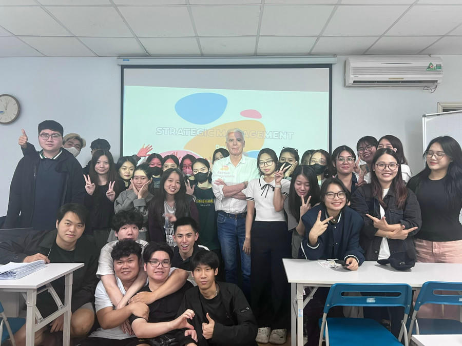 Giảng viên quốc tế từ Trường Đại học Toulon giảng dạy trực tiếp tại Việt Nam.