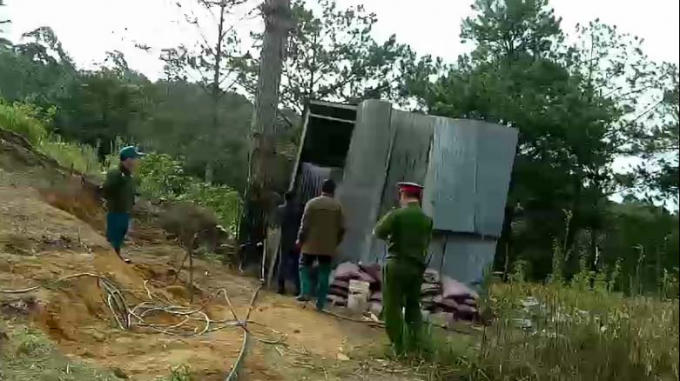 Cơ quan chức năng tháo dỡ nhà dựng trên đất lấn chiếm.