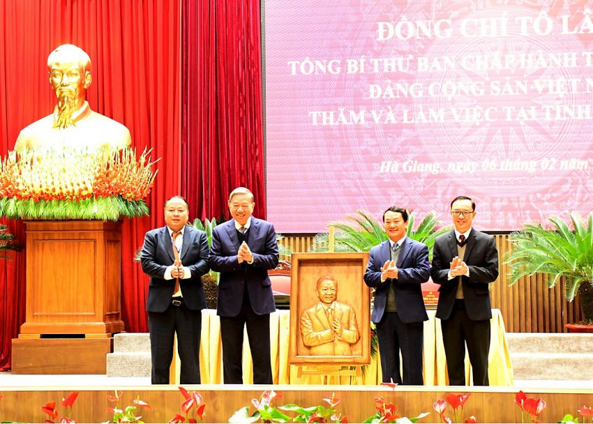 Thường trực Tỉnh ủy tặng tranh điêu khắc cho Tổng Bí thư Tô Lâm. (Ảnh: BHG).