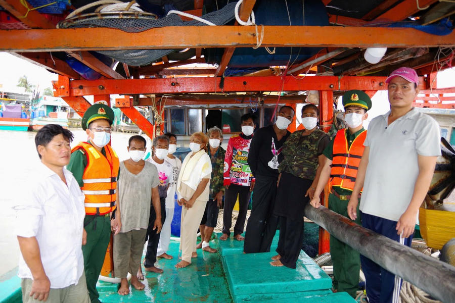Đồn Biên phòng Khánh Hội tiếp nhận các thuyền viên người nước ngoài.