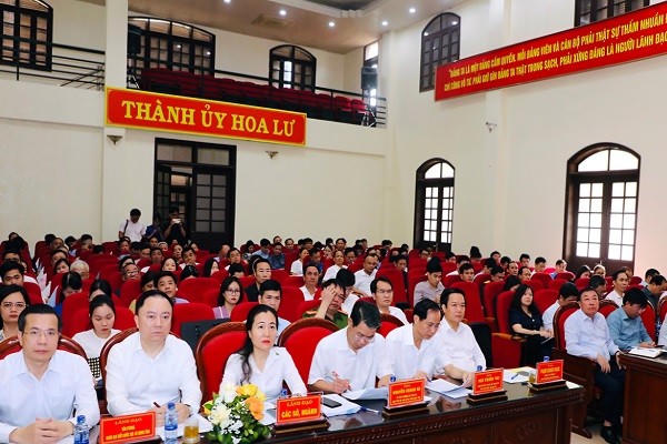 Quang cảnh buổi tiếp xúc cử tri.