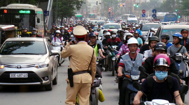 Lực lượng CSGT tập trung kiểm tra, xử lý tại những tuyến đường trọng điểm, nơi có mật độ giao thông cao vào giờ tan tầm.