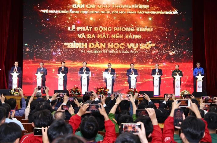 Thủ tướng Phạm Minh Chính cùng các đồng chí lãnh đạo, các đại biểu thực hiện nghi thức phát động phong trào và ra mắt nền tảng "Bình dân học vụ số".