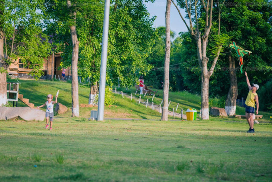 Hiếm có khu đô thị mà trẻ em có không gian rộng rãi để thả diều, vui trò chơi dân gian