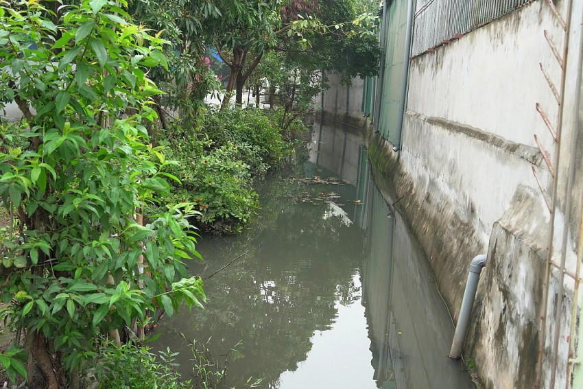 Dòng nước tù đọng, ô nhiễm , ảnh hưởng đến đời sống nhân dân.