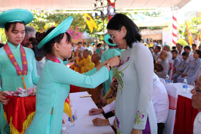 Lãnh đạo quận Ngũ Hành Sơn thực hiện nghi thức cài Hoa hồng hiếu hạnh.
