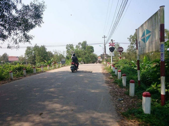 Những con đường ngang dân sinh qua đường ray tàu hỏa to rộng, chỉ có biển cảnh báo nguy hiểm không có rào chắn khá phổ biển ở tỉnh Thừa Thiên Huế.