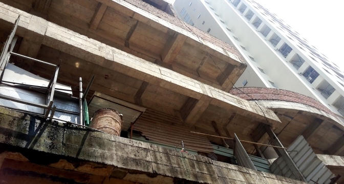 Hoang tàn và xuống cấp. Nhiều khối bê tông đã mọc rêu.