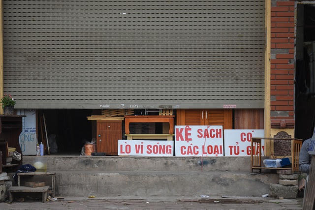 Các cơ sở kinh doanh các mặt hàng nhu yếu phẩm cần thiết được phép hoạt động trong thời gian cách ly xã hội bao gồm siêu thị tổng hợp (trừ dịch vụ vui chơi, ăn uống tại chỗ), trung tâm thương mại (gồm siêu thị tổng hợp như trên, văn phòng cho thuê, bệnh viện), chợ dân sinh (gồm các gian hàng lương thực, thực phẩm, rau xanh hoa quả, đồ khô), cửa hàng tiện lợi, siêu thị mini (trừ dịch vụ ăn uống tại chỗ), cửa hàng tạp hóa, kinh doanh hoa, quả, trái cây, chuỗi kinh doanh nông sản thực phẩm, thuốc chữa bệnh, dịch vụ khám chữa bệnh, ngân hàng, cửa hàng xăng dầu gas khí đốt.