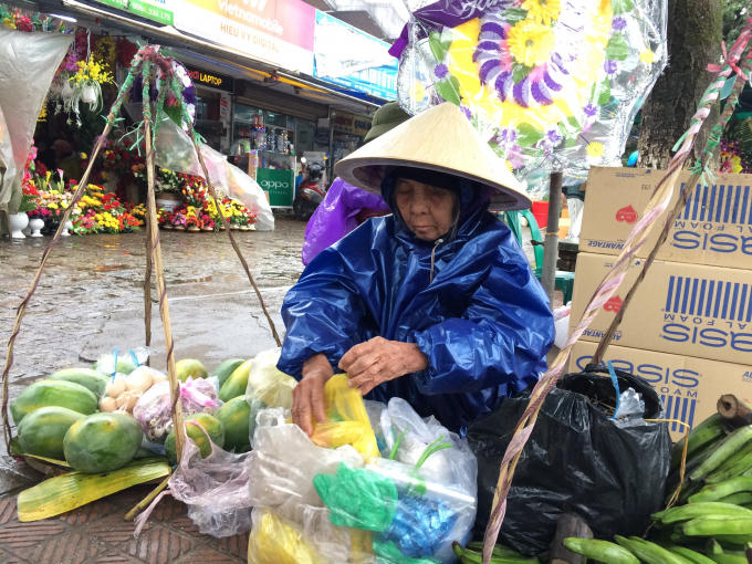 Gánh hàng rong ở chợ Đông Ba (Ảnh: Chu Duyên )