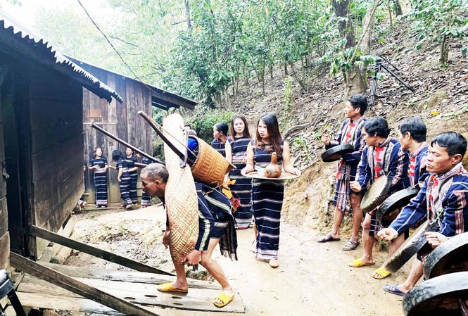 Đoàn nhà trai đưa con đi ở rể