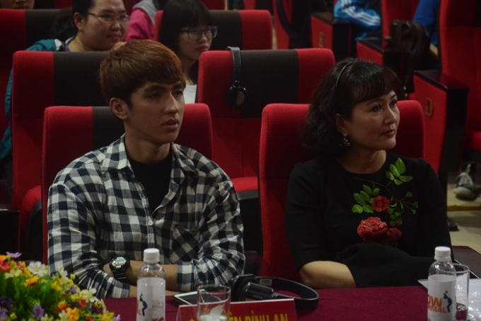 NSUT Minh Hòa (bên phải) và diễn viên trẻ Bình An (bên trái) cũng tham dự ngày hội này. Ảnh: Nguyễn Thơm