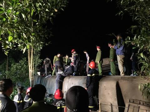 Công tác cứu hộ đang được lực lượng chức năng khẩn trương tiến hành vào buổi tối.