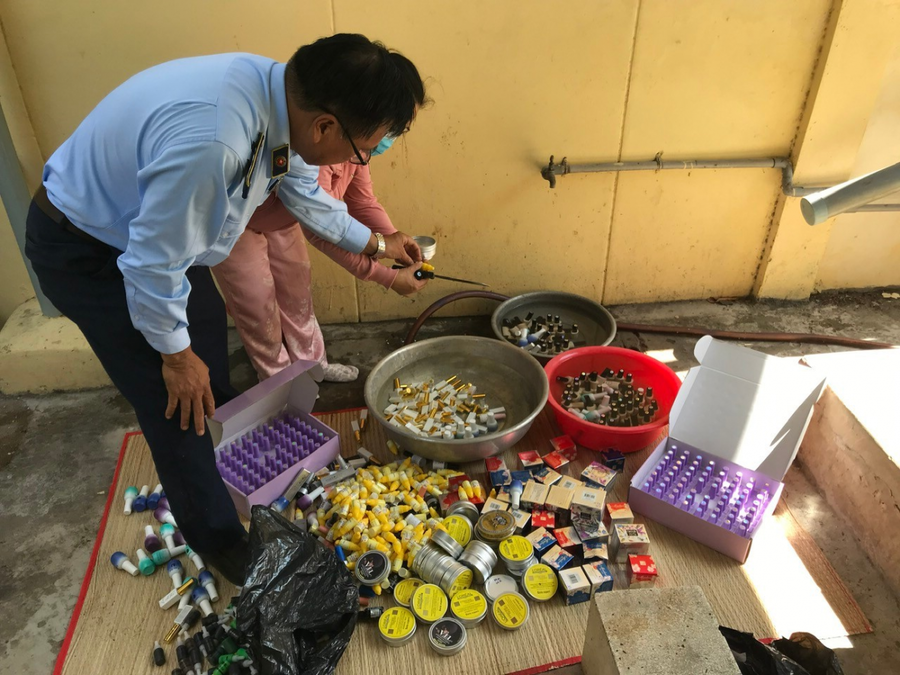 700 sản phẩm mỹ phẩm không nguồn gốc xuất xứ bị tiêu hủy. (Ảnh: Cục Quản lý thị trường tỉnh Tiền Giang)