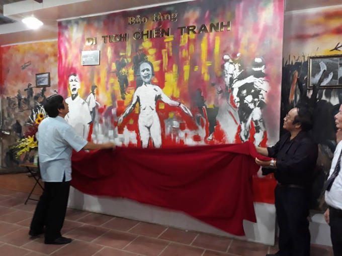 Nhà thơ Trần Đăng Khoa - Phó Chủ tich Hội Nhà Văn Việt Nam và trung tướng Lê Phúc Nguyên - nguyên Tổng biên tập báo Quân đội Nhân dân mở tấm vải nhung khai trương Bảo tàng Di tích Chiến tranh ở Vườn Nghệ thuật sông Thương.