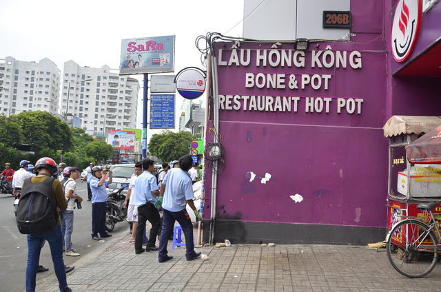 Một tòa nhà xây dựng hẳn một bức tường trái phép chiếm gần hết vỉa hè dành cho người đi bộ.