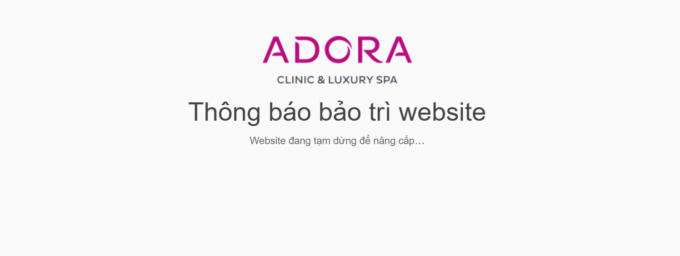Ảnh chụp màn hình trang web của cơ sở thẩm mỹ Adora có dòng chữ Thông báo bảo trì website (http://adoraspa.vn/bang-gia) - Ảnh chụp lúc 20h ngày 15/8.