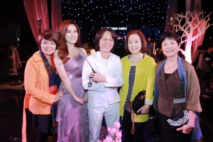 Đạo diễn âm nhạc Nguyễn Quang (ở giữa) và ca sĩ - "bà bầu" Ngọc Châm (váy tím) chụp hình lưu niệm trong hậu trường