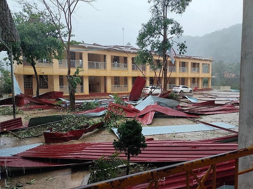 Mưa đá làm tốc mái trường học tại xã Mường Lèo (Ảnh CTV)