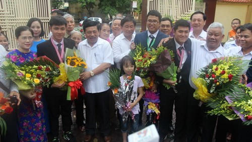 Lãnh đạo tỉnh và Sở GD&ĐT Nghệ An đón học sinh đạt giải cao tại các kỳ thi Olympic quốc tế 2017 trở về.
