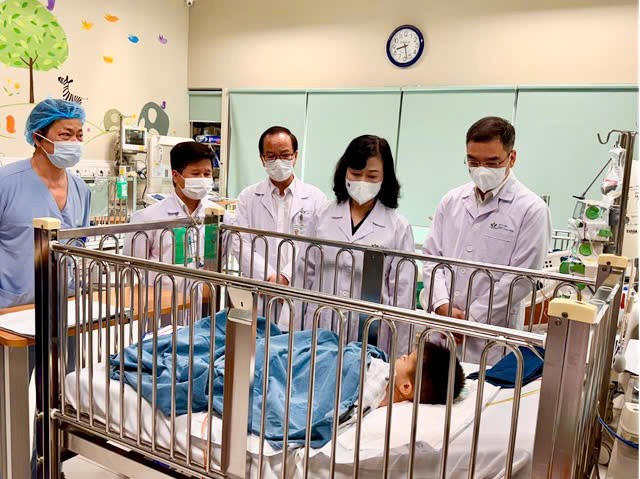Bộ trưởng Bộ Y tế Đào Hồng Lan thăm bệnh nhi 'bị bác sĩ từ chối cấp cứu vì chưa đóng viện phí'.