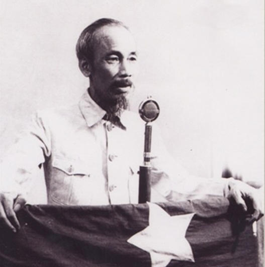 Chủ tịch Hồ Chí Minh đọc bản Tuyên ngôn Độc lập lịch sử ngày 2/9 năm Ất Dậu 1945 khai sinh ra nước Việt Nam Dân chủ Cộng hòa.