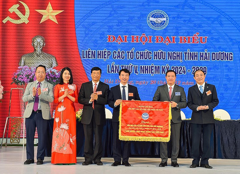 Phó Chủ tịch Liên hiệp các tổ chức hữu nghị Việt Nam Nguyễn Ngọc Hùng trao cờ của Đoàn Chủ tịch Liên hiệp các tổ chức hữu nghị Việt Nam tặng Liên hiệp tỉnh Hải Dương