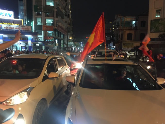 Đâu đâu cũng thấy cờ Tổ quốc tung bay.