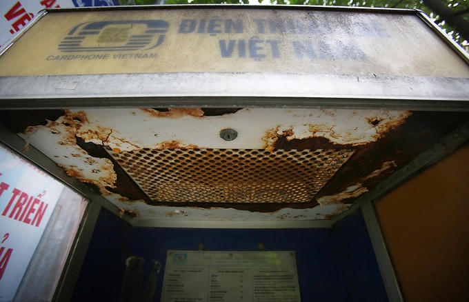 Thời tiết, ngoại cảnh tác động khiến những tấm vách ngăn, phím bấm, dây điện, ống nghe... bị hoen gỉ.