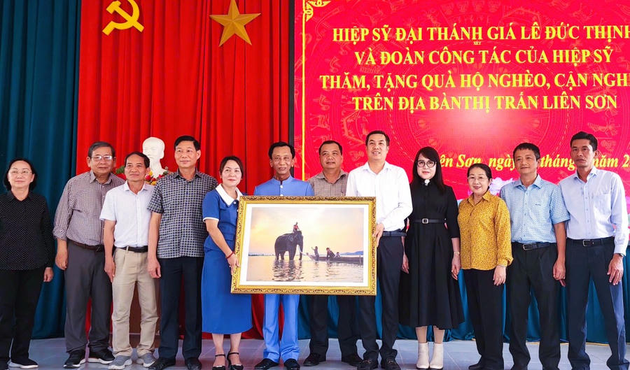 Đồng chí H Bình Rơ Yam cảm ơn và tặng bức tranh làm kỷ niệm cho đoàn công tác của Hiệp sĩ Đại Thánh Giá. Ảnh: An Luých