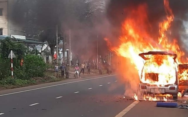 [Clip]: Xe ôtô bốc cháy dữ dội trên Quốc lộ 20 ở Lâm Đồng