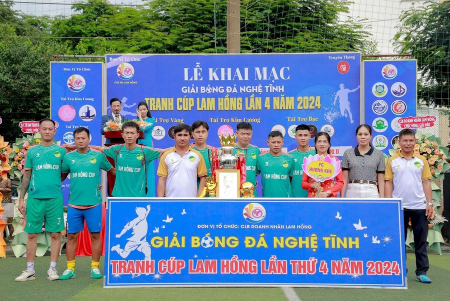 Câu lạc bộ doanh nhân Lam Hồng đã tổ chức lễ khai mạc trận đấu “Cúp Lam Hồng” với mục đích cùng chung tay kêu gọi quyên gópủng hộ nhà tình thương cho các hộ nghèo gặp hoàn cảnh khó khăn.