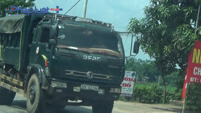 Xe tải hoạt động tại Quốc lộ 37 khu vực tỉnh Thái Nguyên. Đơn cử như chiếc xe tải 20C 02394 này cơi nới thành thùng, nhưng trên tuyến Quốc lộ 37 trong ngày 9/8 không thấy bóng dáng lực lượng chức năng xử lý.
