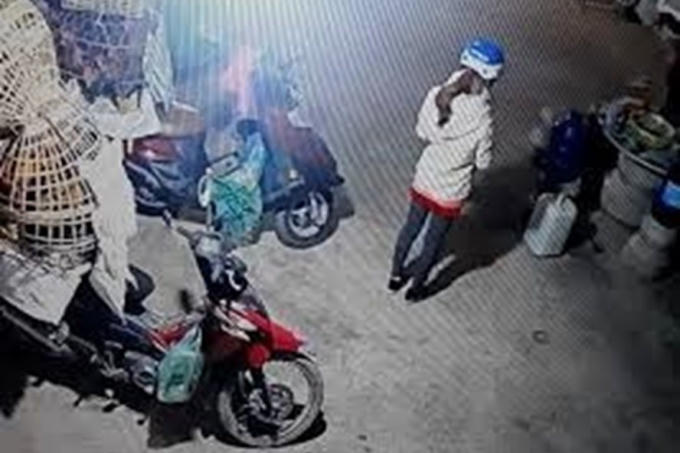 Hình ảnh nữ sinh Cao Thị Duyên trước khi đi giao gà.