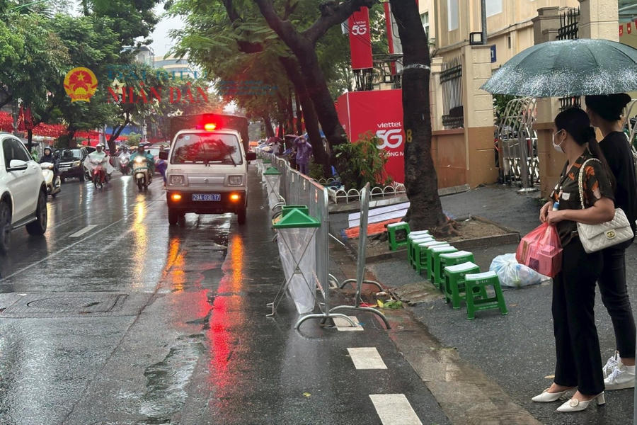 Lực lượng Công an phường liên tục tuần tra bảo đảm an ninh trật tự, kiên quyết dẹp bỏ tình trạng "xếp ghế giữ chỗ" với mục đích bất chính.