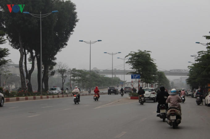 Ngoài 4 vị trí gầm cầu nói trên, gầm cầu vượt nút giao đường Láng - Bưởi (Cầu Giấy) trước cửa một Đội cảnh sát giao thông cũng bị biến thành nơi trông giữ phương tiện.