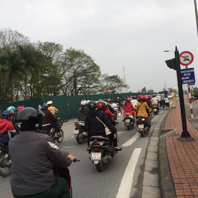 Lực lượng Cảnh sát Giao thông hỗ trợ cho việc di chuyển không gây ùn tắt (Ảnh: Thu Hiền)