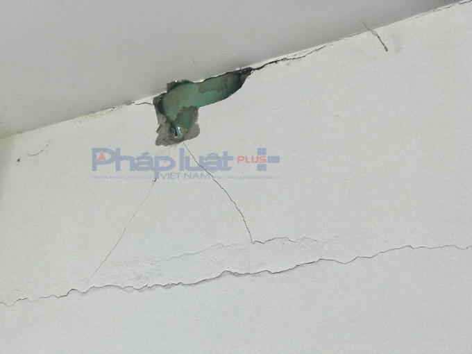 Vết vỡ, nứt hiện đang được chủ đầu tư chống chế bằng miếng bìa lót.
