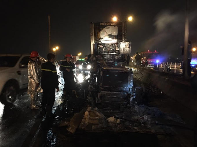 Hà Nội: Xe container bốc cháy dữ dội trên cầu Thanh Trì