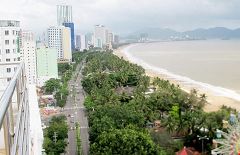 Dãy cao ốc bị giới kiến trúc, người dân địa phương phản ứng vì cho rằng bê tông hóa bờ biển Nha Trang.