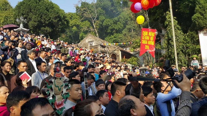 Dòng người nêm chặt cứng trong ngày khai hội.