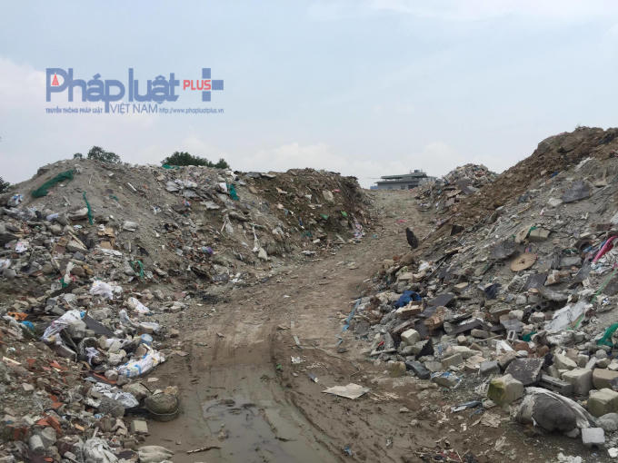 Người dân ở đây cho biết, tầm 22h đêm có nhiều xe tải đi lại chở chất thải tập kết về đây. Việc các xe tải đi lại không thể "tự nhiên" được mà chắc chắn phải có sự chỉ điểm hay bảo kê.