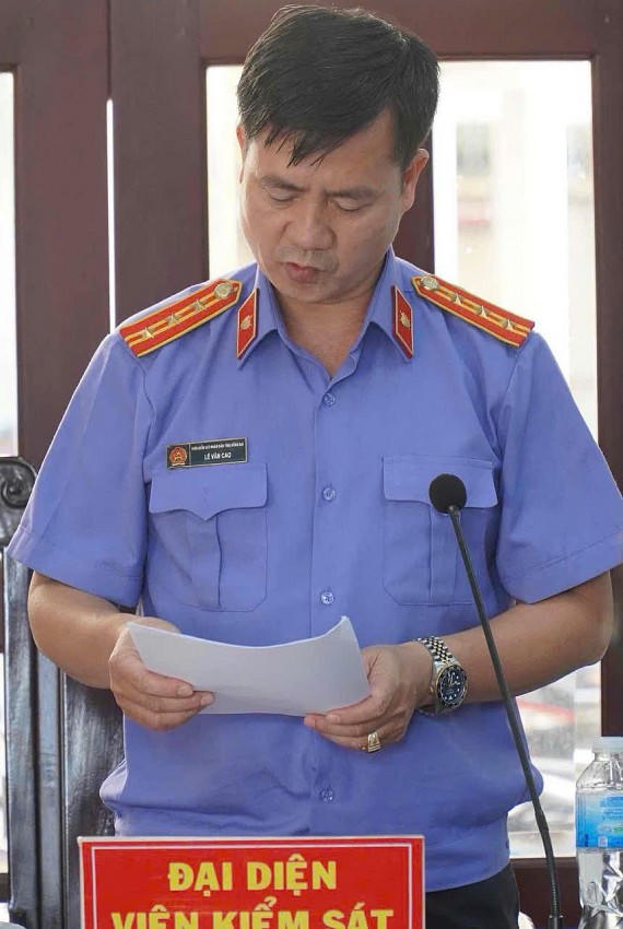 Vị đại diện VKS giữ quyền công tố, công bố bản luận tội đối với bị cáo Danh Sơn.
