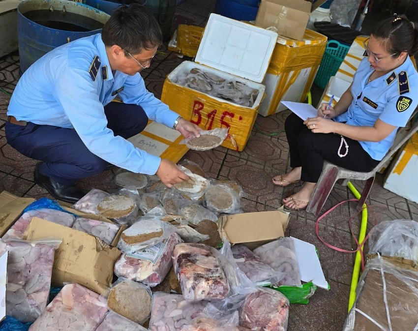 Lực lượng chức năng tiến hành kiểm tra lô hàng không có nguồn gốc xuất xứ.