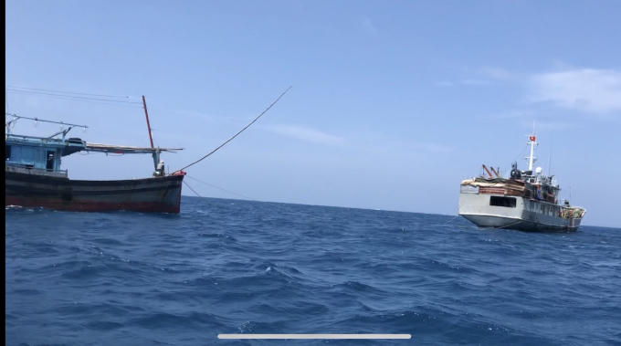 Tàu 740 cứu kéo tàu cá PY 92557 TS bị sự cố máy chính.