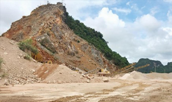 Đại công trường khai thác đá nằm ngay trong vùng đệm di sản Vịnh Hạ Long (Ảnh: Hoàng Dương).