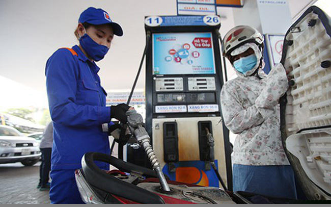 Ng&agrave;y 13/4, giá xăng tiếp tục xu&ocirc;́ng thấp, về mức 11 nghìn đ&ocirc;̀ng/lít