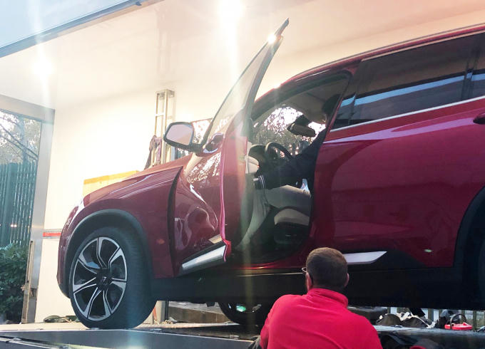 Mấy phút sau, chiếc SUV màu đỏ đẹp mắt được dỡ ra