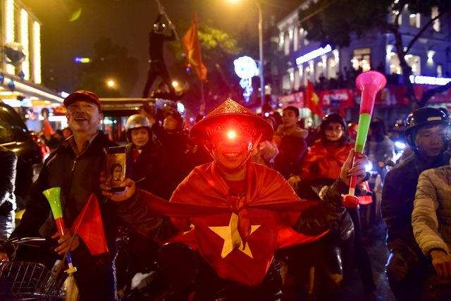 Một cổ động viên hoá trang đặc biệt. (Ảnh: Dân trí)