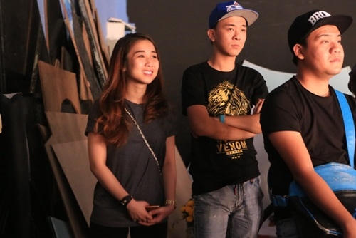 Bạn gái mới cười không ngừng ở trường quay với tài năng của bạn trai.